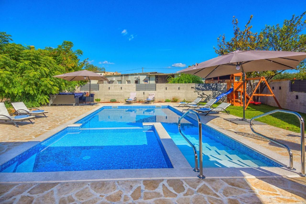 Holiday Home Tower With Private Pool, Sauna And Quads Smilcic المظهر الخارجي الصورة
