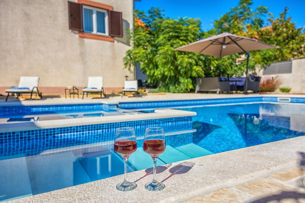 Holiday Home Tower With Private Pool, Sauna And Quads Smilcic المظهر الخارجي الصورة