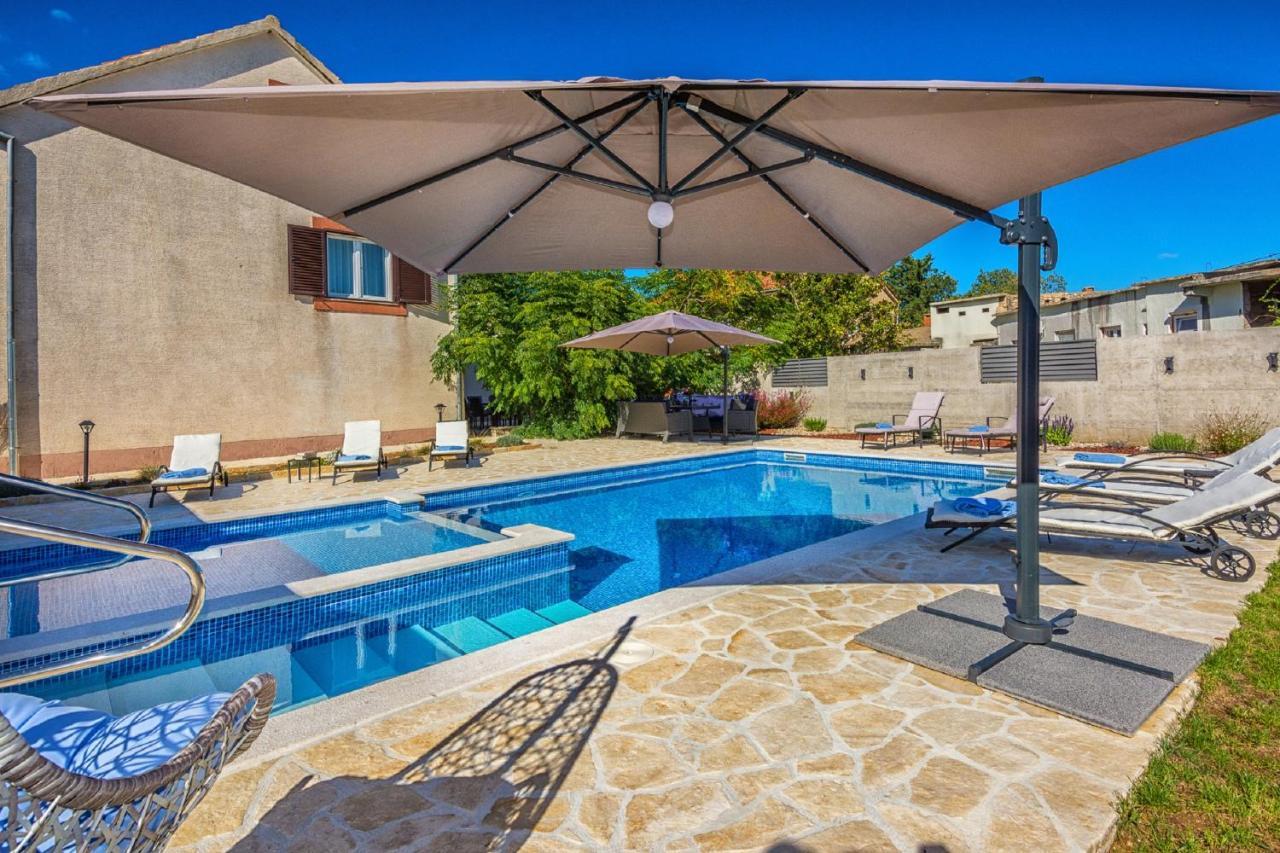 Holiday Home Tower With Private Pool, Sauna And Quads Smilcic المظهر الخارجي الصورة