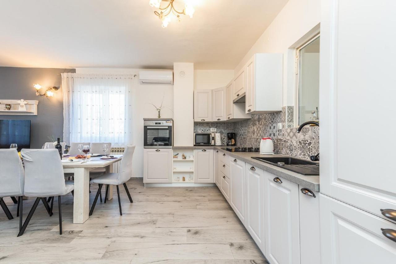 Holiday Home Tower With Private Pool, Sauna And Quads Smilcic المظهر الخارجي الصورة