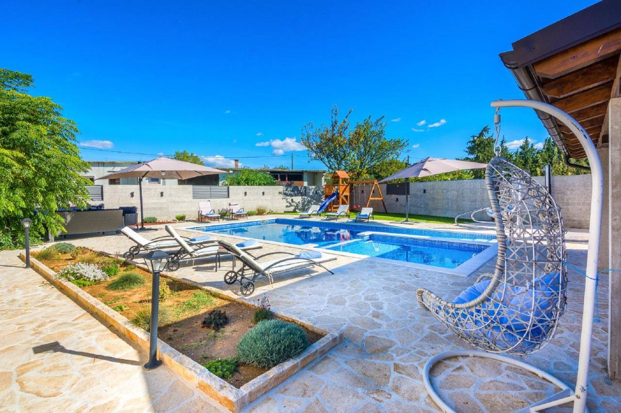 Holiday Home Tower With Private Pool, Sauna And Quads Smilcic المظهر الخارجي الصورة