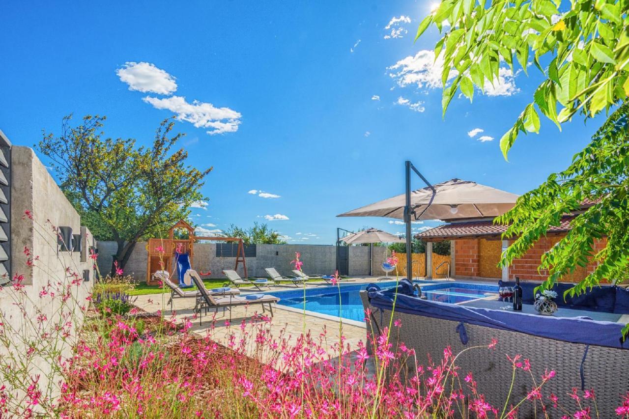 Holiday Home Tower With Private Pool, Sauna And Quads Smilcic المظهر الخارجي الصورة